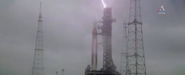 Lightning Strikes NASA's Mega-Rocket Launchpad in Dramatic Footage LightingStrikingTallTowersSurroundingToweringRocket_600