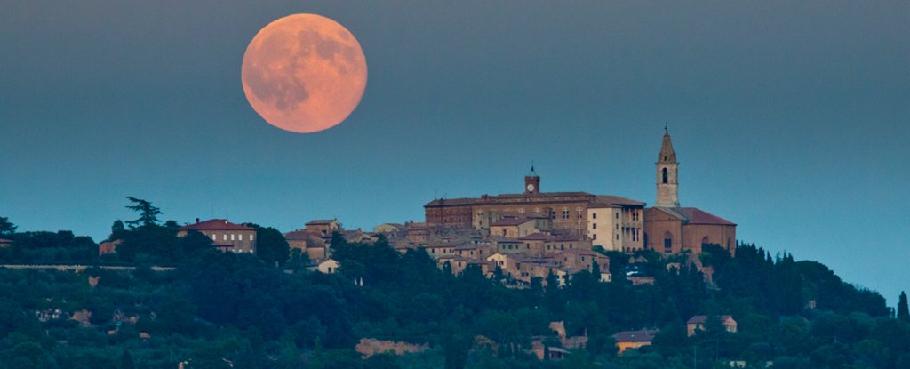 La luna se volverá roja esta noche en un impresionante ‘eclipse de flores’.  Aquí está cómo mirar