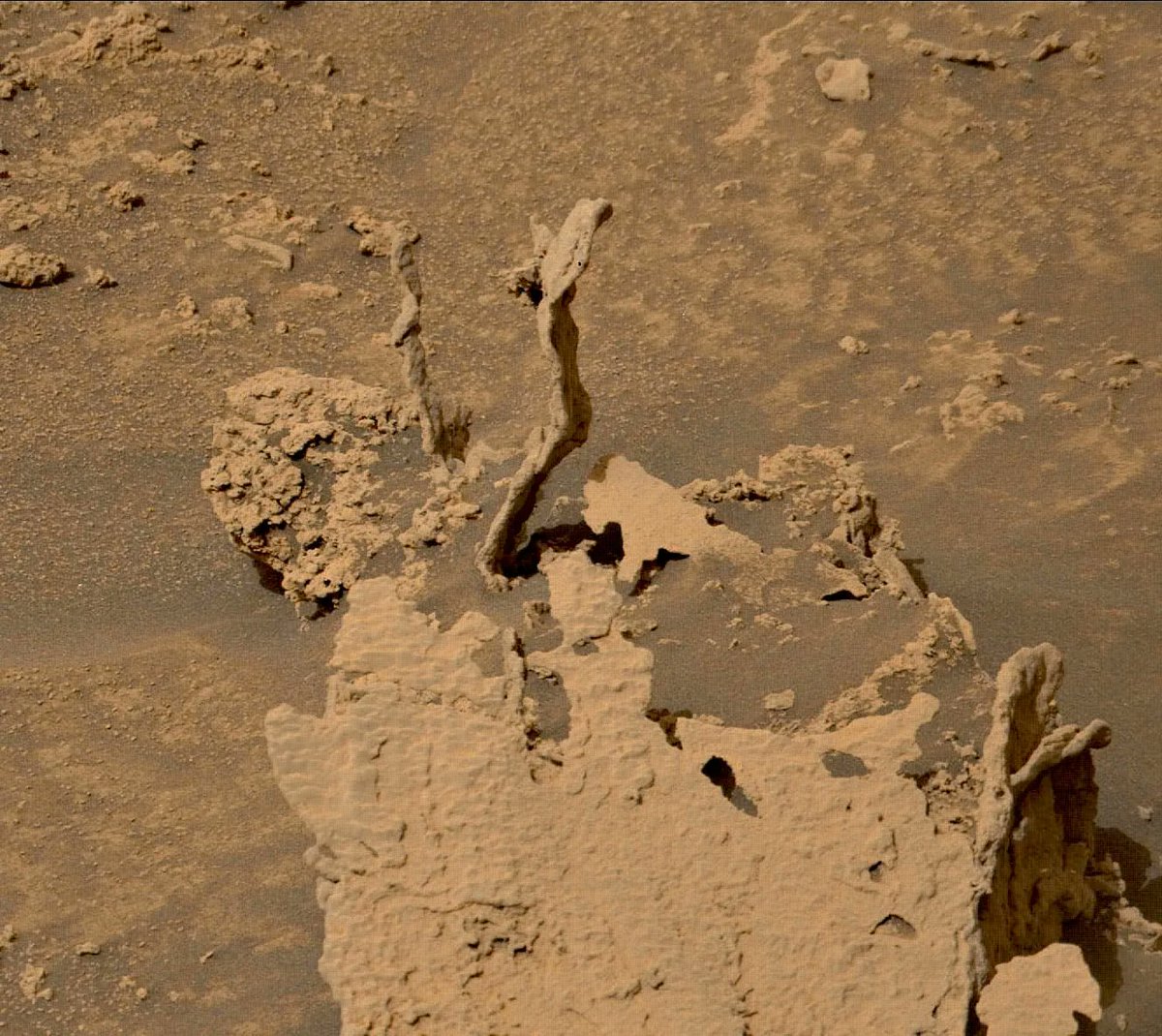 Curiosity Has Found Some Truly Weird-Looking, Twisty Rock Towers on Mars  FTsPAAXWIAEVXLS-1