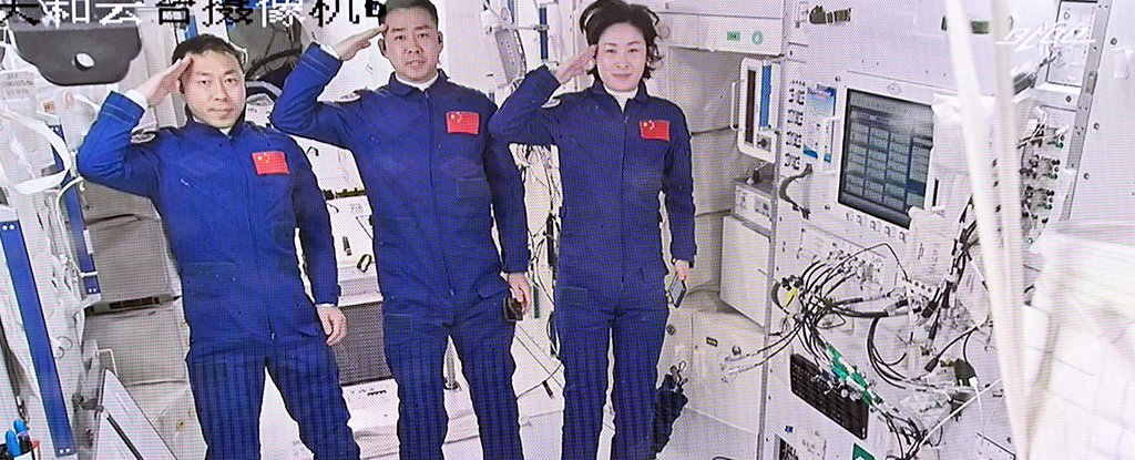 The Shenzhou-14 crew saluting to the camera. 