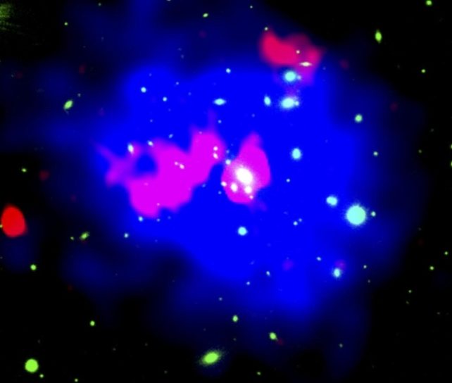 La radiogalaxia fósil más antigua descubierta hasta ahora se esconde en un cúmulo: ScienceAlert