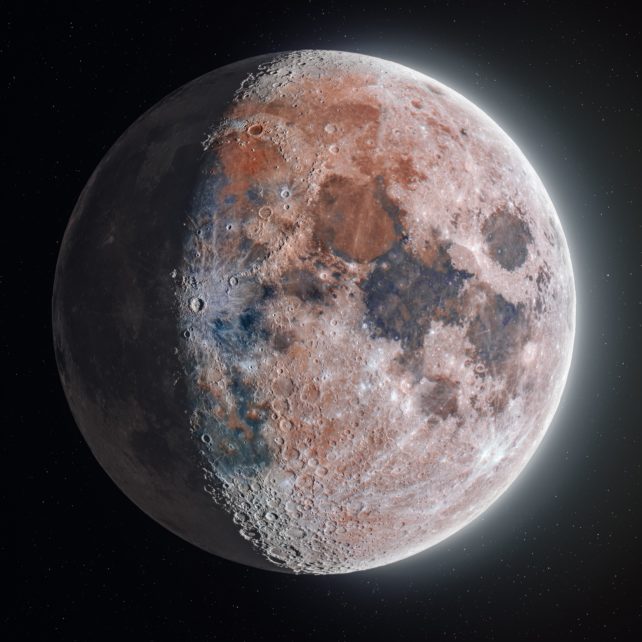 Imagine detaliată a lunii nuanțată cu bronz roșu și albastru, iluminată de lumină pe fundalul negru al spațiului.