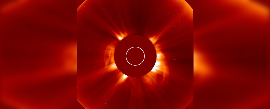 انفجار شمسي هائل انبثق للتو من الجانب البعيد من الشمس: ScienceAlert