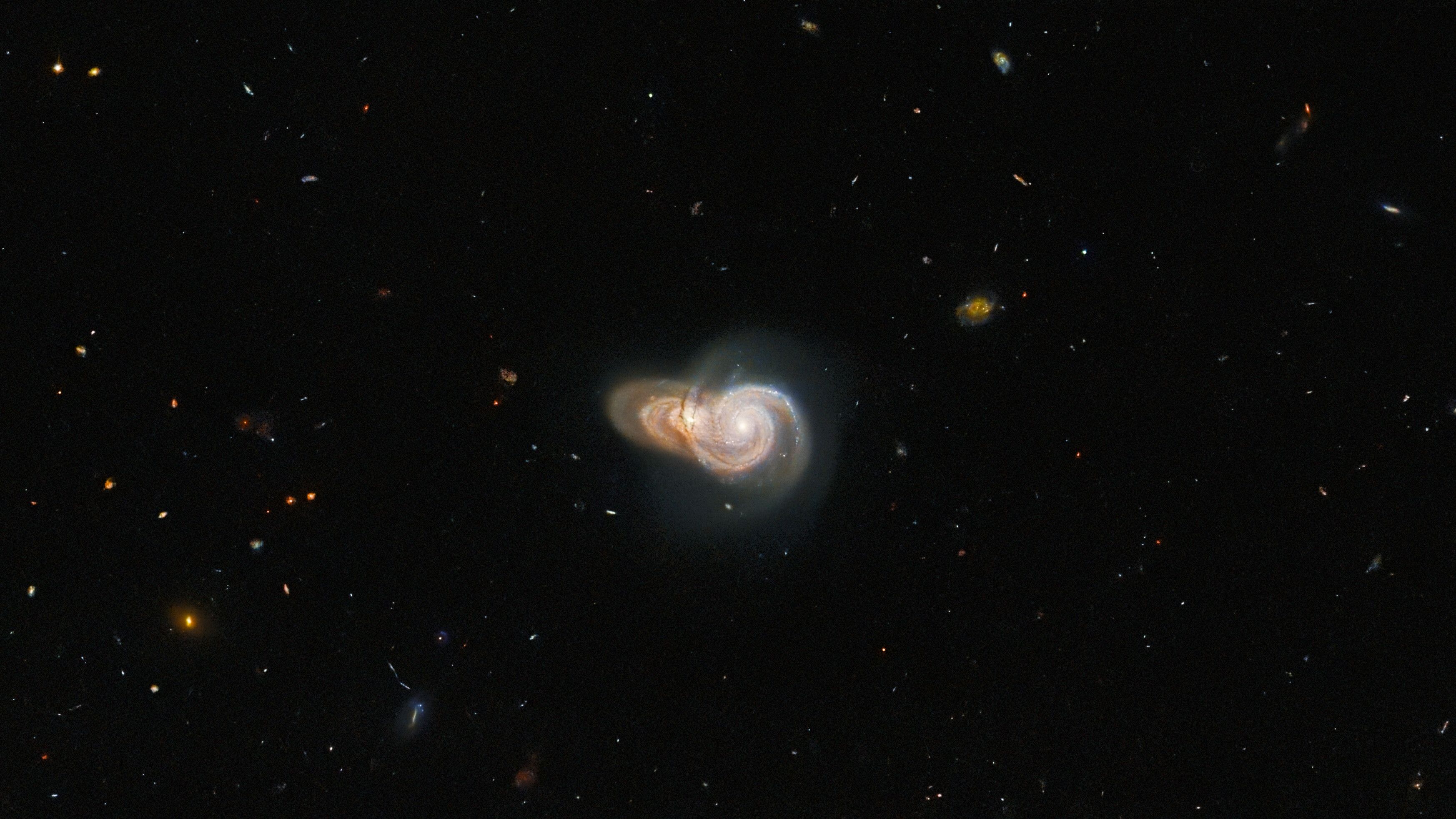 naujas Hablo vaizdas, kuriame dvi persidengiančios spiralinės galaktikos