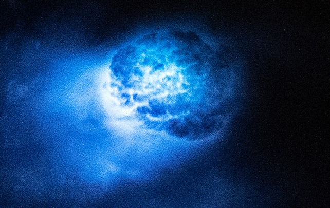 Un relámpago azul brilla en las nubes cercanas