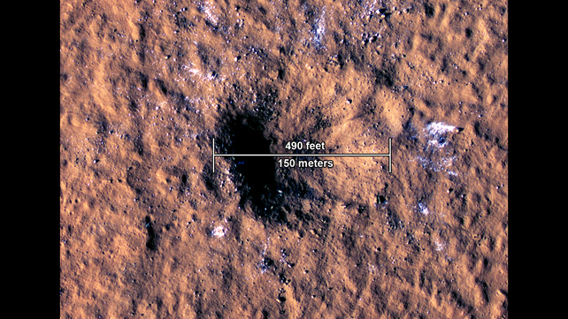 El cráter de impacto en Marte, con una regla superpuesta.