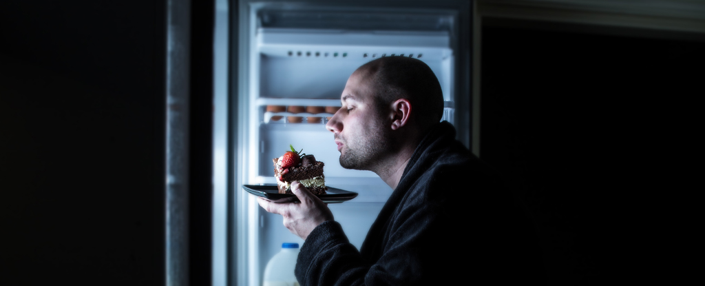 eating-late-can-change-how-you-burn-calories-and-store-fat-depressing-study-finds