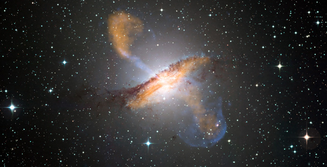 Gambar Centaurus A, galaksi dengan pancaran dan lobus yang memancar dari lubang hitamnya.