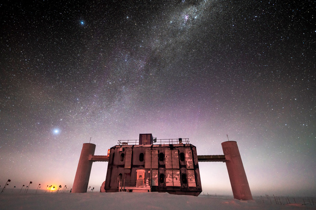 The IceCube observatory with the Milky Way overhead.