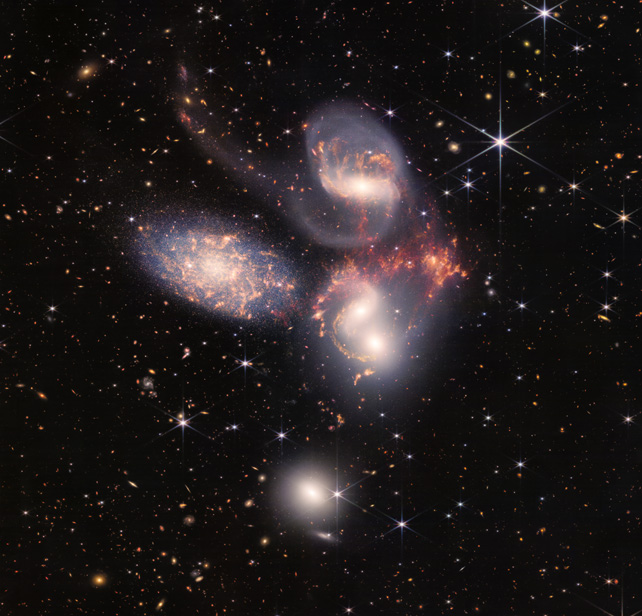 Cuatro galaxias estrechamente espaciadas, parte del Pentagrama de Stephan.