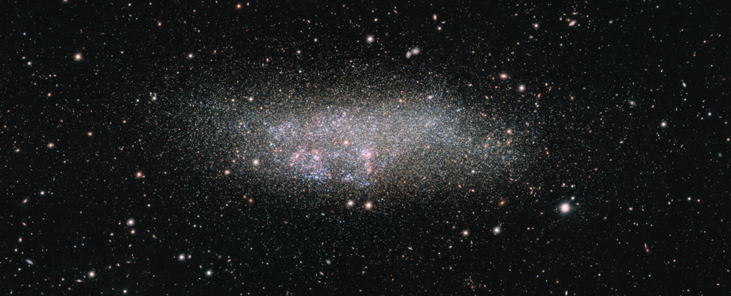 Webb nos está dando una nueva e impresionante mirada a esta galaxia enana solitaria : Heaven32