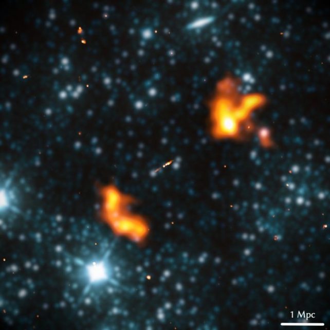 Alcyoneus galaxy radio lobes