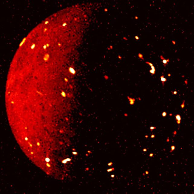 Kırmızı renkte Io, larva sıcak noktalarıyla yoğun bir şekilde dağılmış