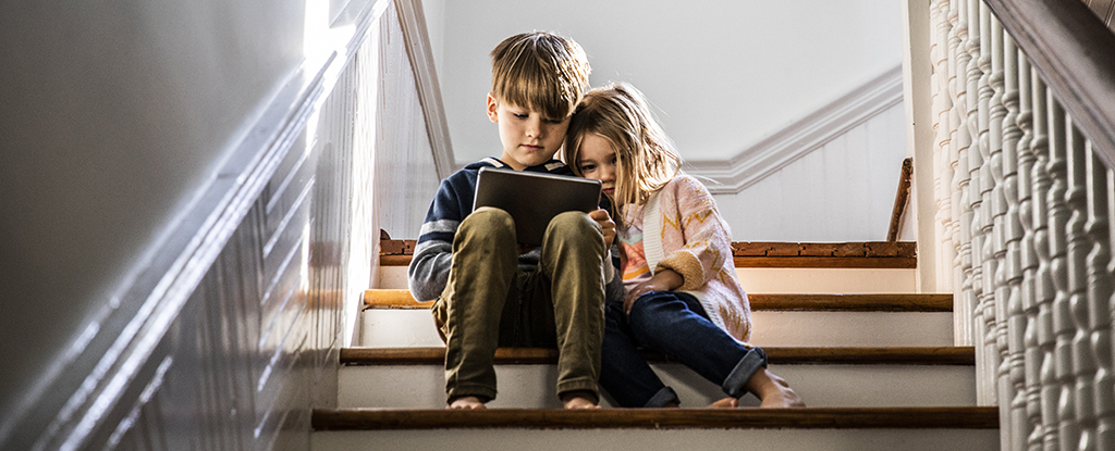 Zwei Kinder schauen auf ein Tablet
