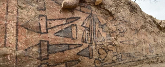 Archeologists Rediscover an Ancient Peruvian Fresco That Hasn't Been Seen In 106 Years PeruvianFrescoOnCrackedRockWall-642x260