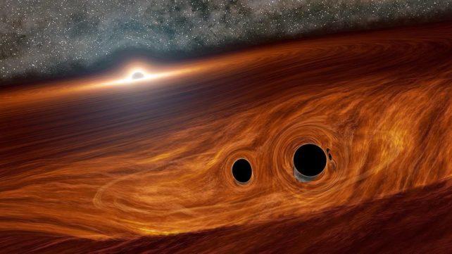Turuncu bir radyasyon parıltısıyla çevrili yan yana iki kara delik