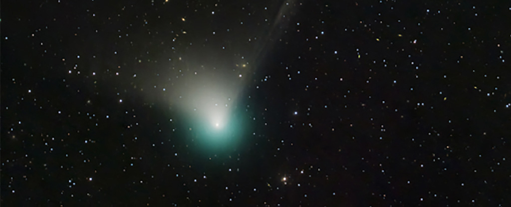 obrázek: Na noční obloze můžete pozorovat kometu C/2022 E3, je vidět celou noc