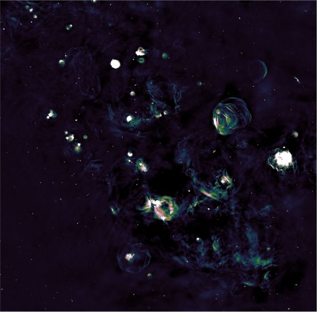 Uzayın karanlığında yıldızlar arasında ince ince gaz yapıları