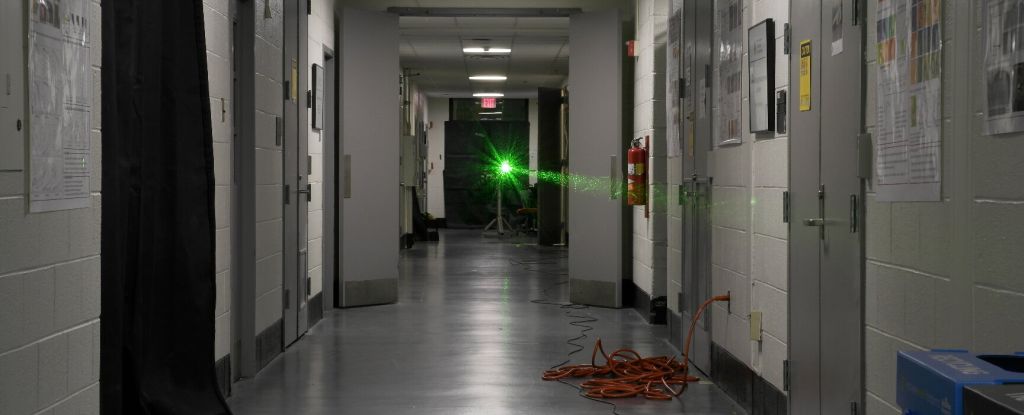 Fisikawan memecahkan rekor menembakkan laser di jalur universitas mereka: ScienceAlert