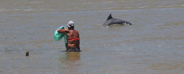 An Incredible Thing Happens When Dolphins And Humans Team Up HumanAndDolphinFishing-642x260