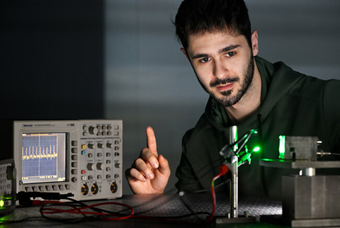 The photodiode (right) picks up the signal from the finger and displays it on the screen (left).