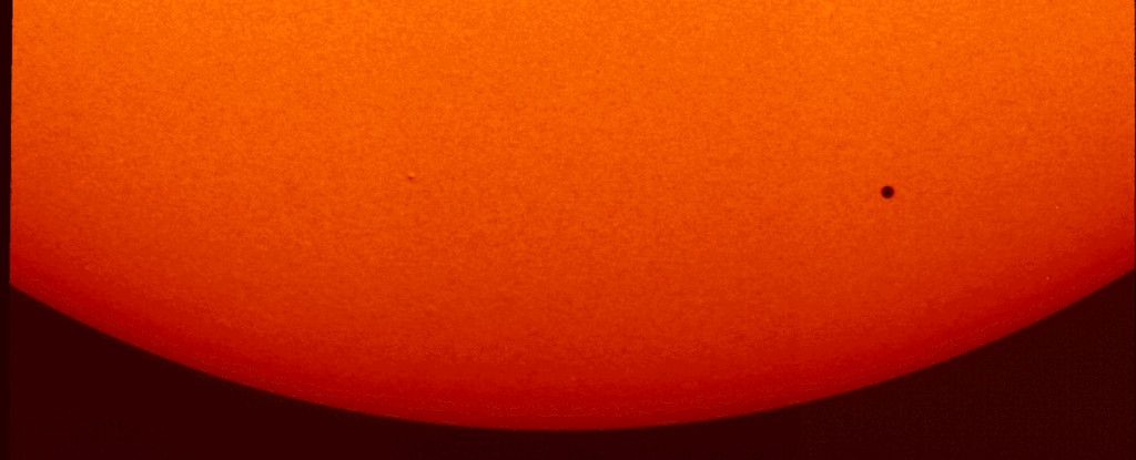Orbiter słoneczny sfotografował Merkurego przechodzącego przez tarczę Słońca i jest wspaniały: ScienceAlert