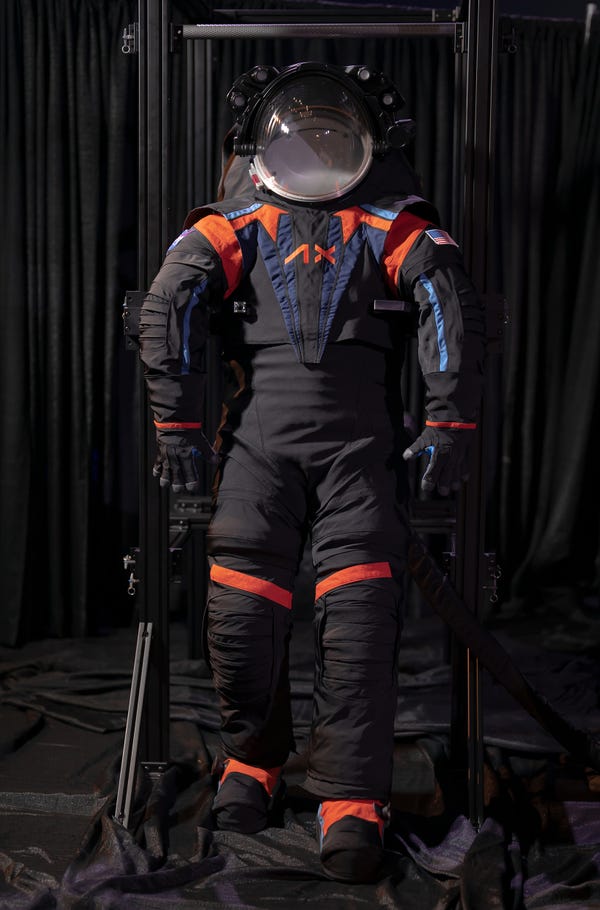 Visão completa do protótipo do traje espacial preto