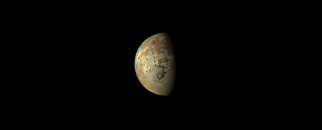 Juno baru saja mengambil beberapa gambar Io yang terbaik dan paling jelas: ScienceAlert