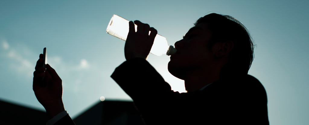 ¿Beber una botella de agua pasada su fecha de caducidad?  Esto es lo que debe saber: Heaven32