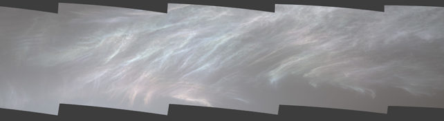 Sedef rengi ipuçlarıyla gri gökyüzüne karşı ince bulut demetleri