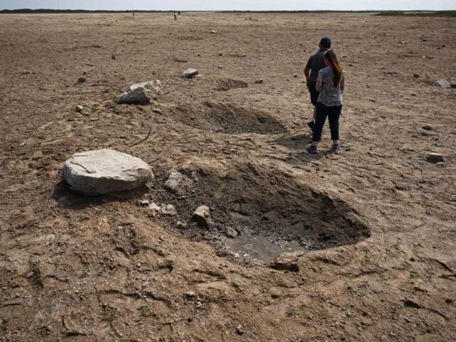 Large rocks next to their craters in SpaceX's Starship's debris field