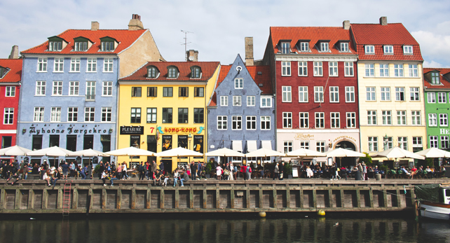 Kopenhag'da hareketli bir nehir kıyısı.
