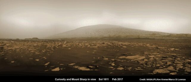 Dune de nisip vizibile în interiorul craterului Gale de pe Marte în prim plan, cu Muntele Sharp în fundal.