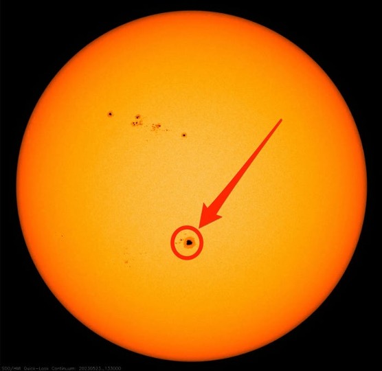 Macchia solare cerchiata in rosso, con la freccia rivolta verso di essa.