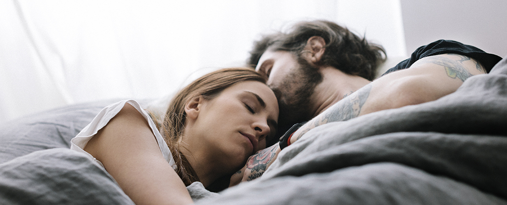 ¿Los humanos realmente duermen mejor solos?  : AlertaCiencia