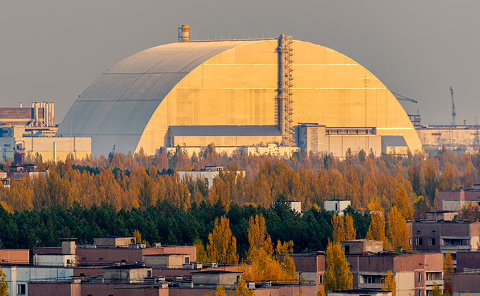 Çernobil'in elektrik santralinin tepesindeki büyük inşaat