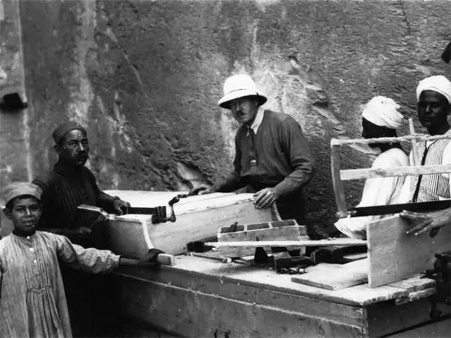 Old photograph of Carter and Egyptian workers