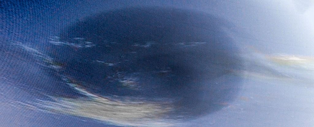 Tajemniczy ciemny wir na Neptunie po raz pierwszy widziany z Ziemi: ScienceAlert