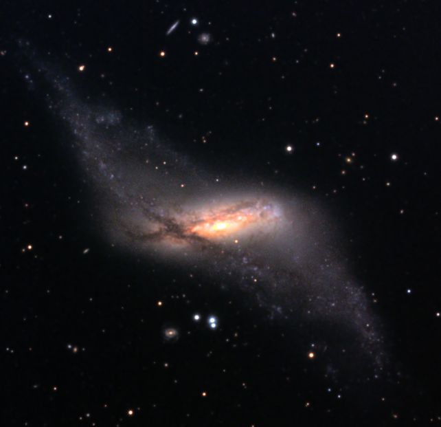 Οι αστρονόμοι εντόπισαν έναν σπάνιο γαλαξία τυλιγμένο σε μια μυστική κοσμική κορδέλα: ScienceAlert