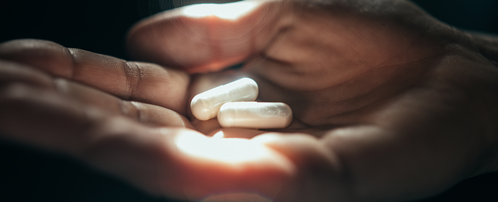 pills hand opioid