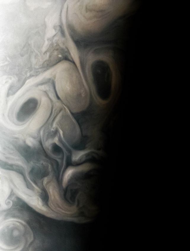 Una ‘cara’ aterradora y de pesadilla detectada en las turbulentas nubes de Júpiter: ScienceAlert