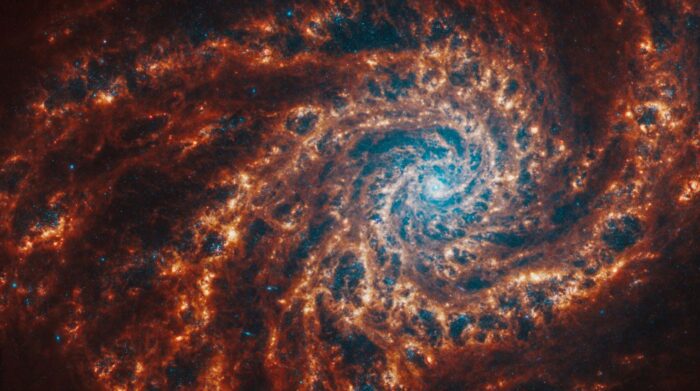 Eine Spiralgalaxie, deren Arme sich weiter nach rechts als nach links erstrecken, wodurch sie schief erscheint