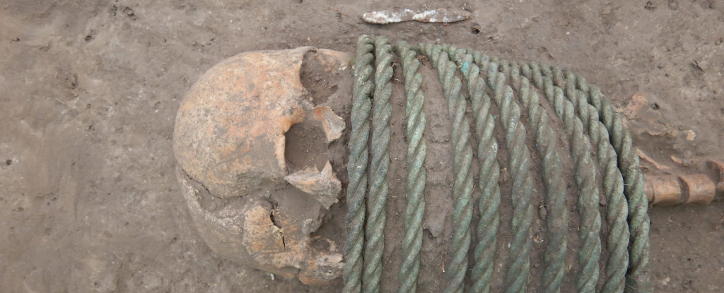 Esqueletos de la Edad Oscura descubiertos con cubos en los pies y anillos alrededor del cuello: Heaven32