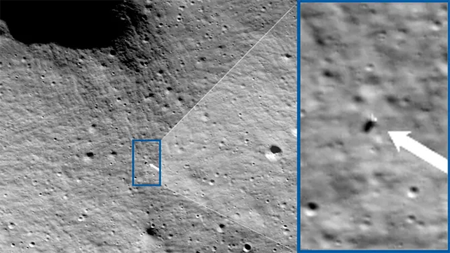 вид лунной поверхности со врезным увеличением посадочного модуля «Одиссей» width=