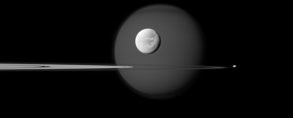 Nuove straordinarie immagini delle lune di Saturno che devono essere viste per crederci: ScienceAlert