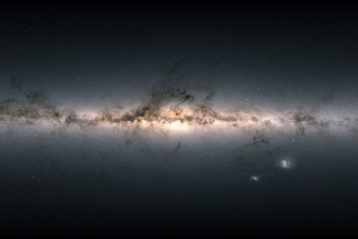 La linea della Via Lattea si estende attraverso l'oscurità dello spazio