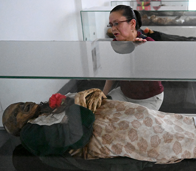 Bejarano visiting her mother on display in Colombian mausoleum