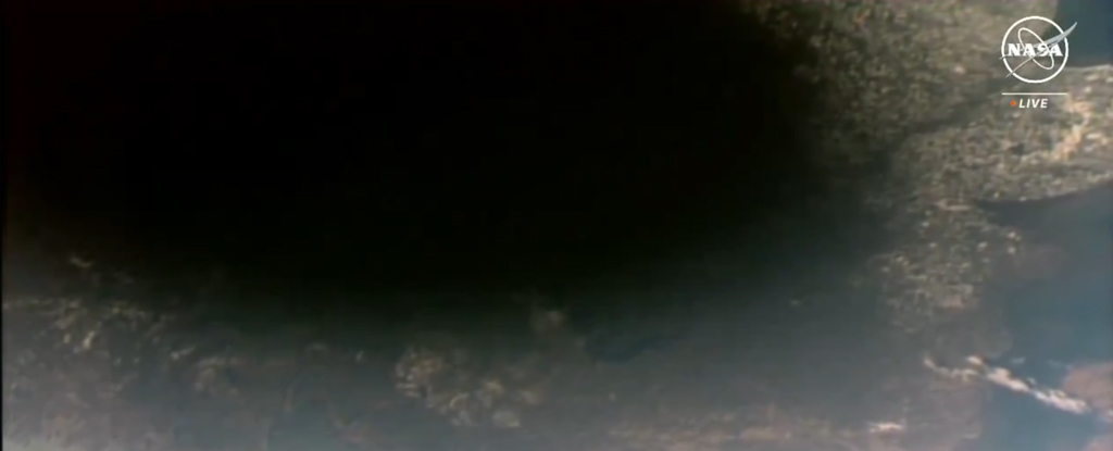 فيديو ناسا المذهل يظهر ظل القمر وهو يمر فوق الأرض: ScienceAlert