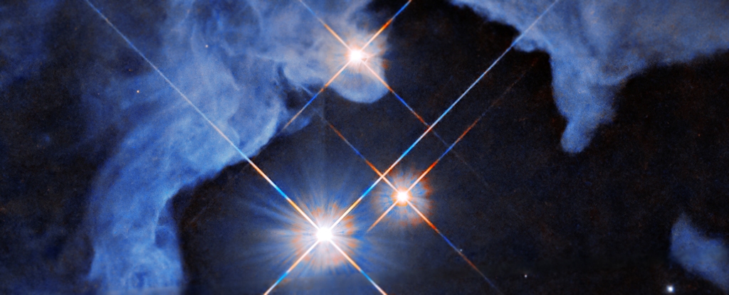 천문학자들은 우주에서 밝은 삼중성계의 놀랍고 새로운 이미지를 공개했습니다: ScienceAlert