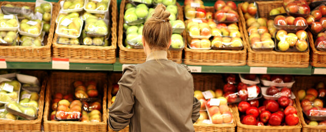 woman buying fruit